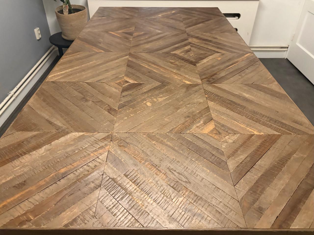 Mooie design eettafel van massief hout met uniek ruitmotief