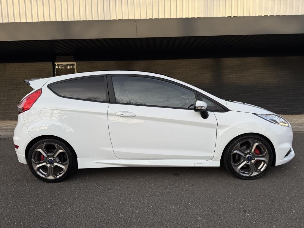 Ford Fiesta 1.6 st // nieuwe motor + koppeling, distributie en grote beurt 
