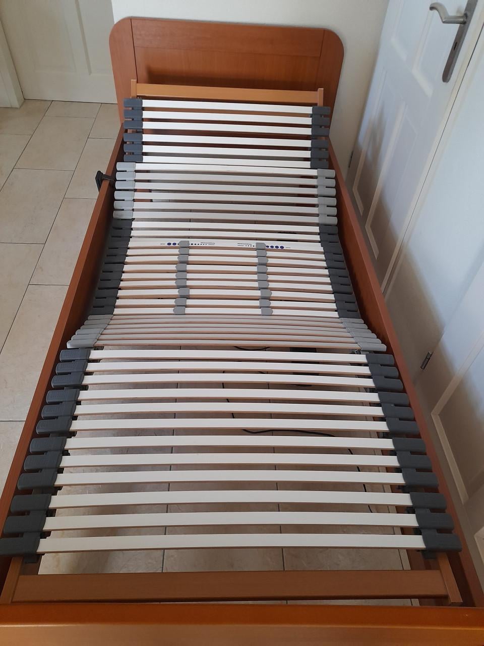 Senioren bed 90 x 200 met elektrisch verstelbare lattenbodem (z.g.a.n.)