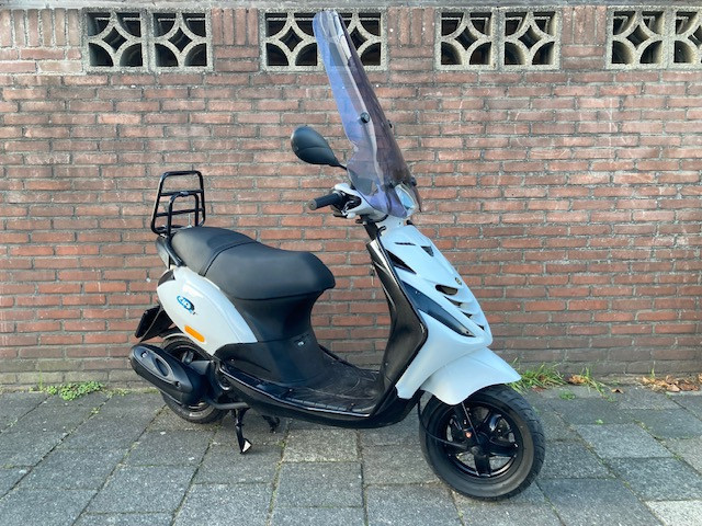 MOOIE VOLLE PIAGGIO ZIP 4 TAKT SNOR SCOOTER ! BOUWJAAR 2014