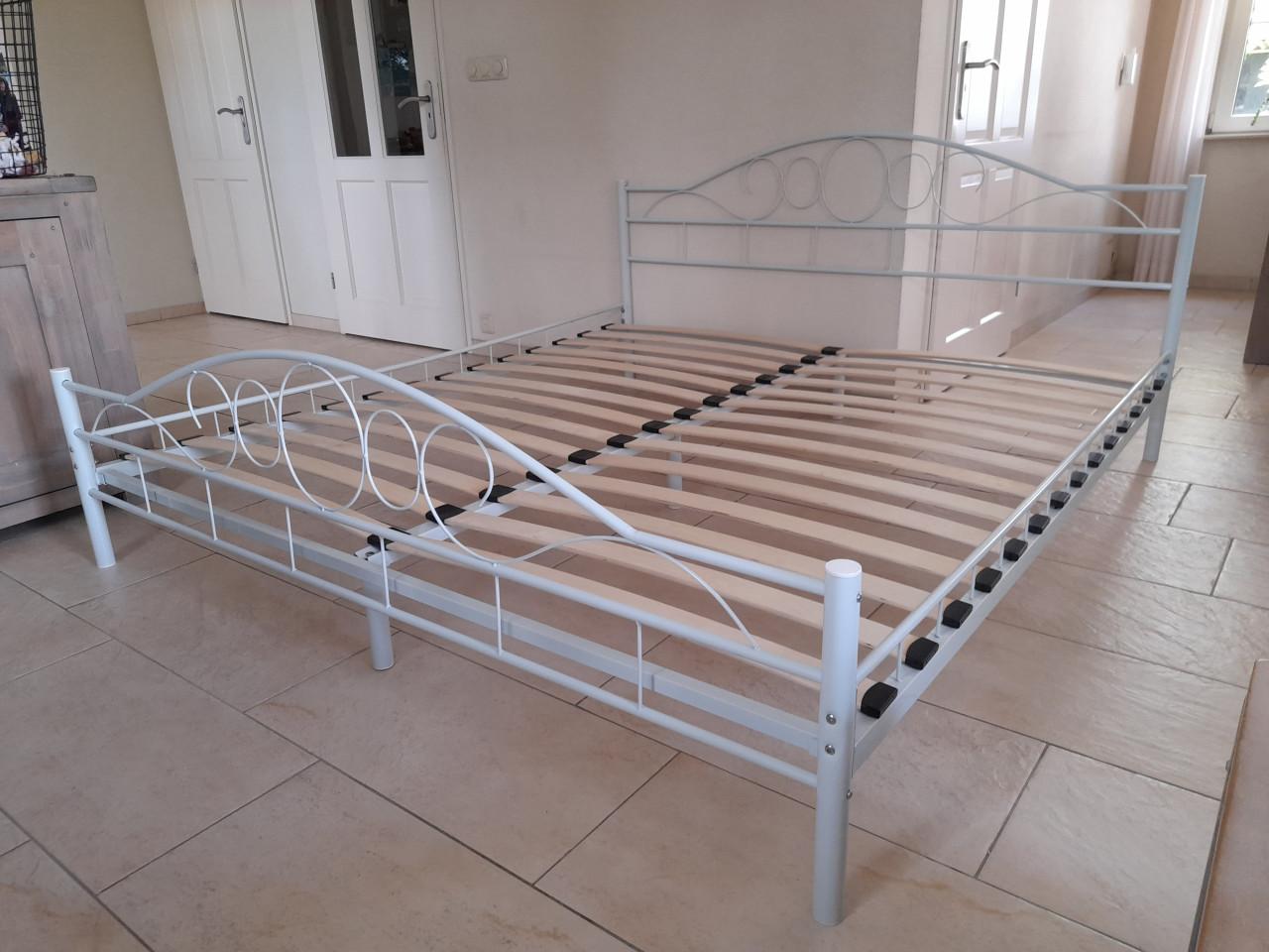 2 persoons bed 180 x 200 (in goede staat)