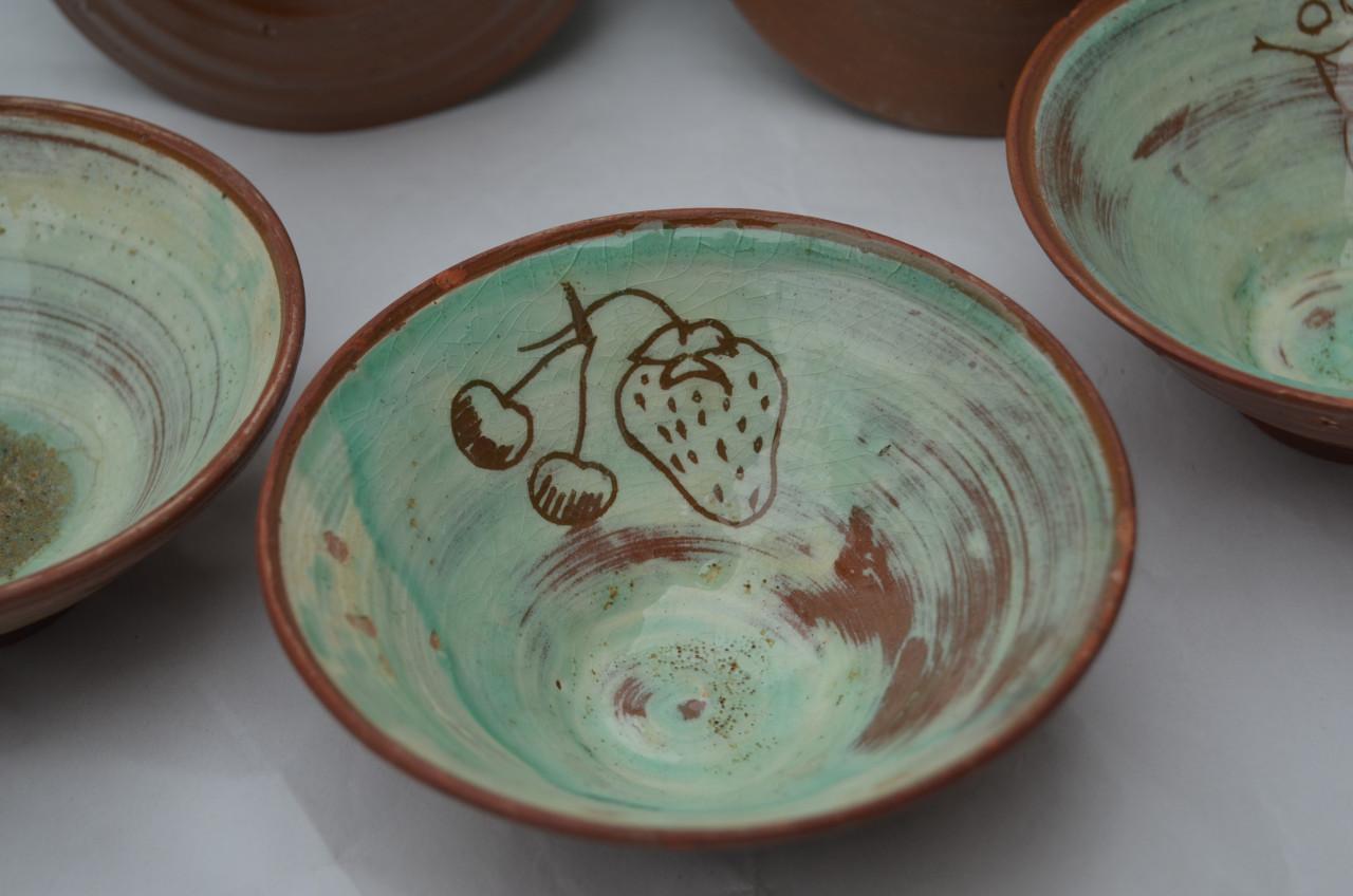 Keramiek 4 schaaltjes gesigneerd 'Haemstede' denk ik.