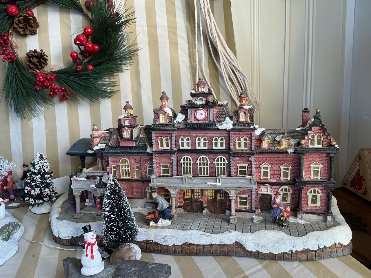 Miniatuur huisjes en sneeuwpret tableau en spoorwegstation