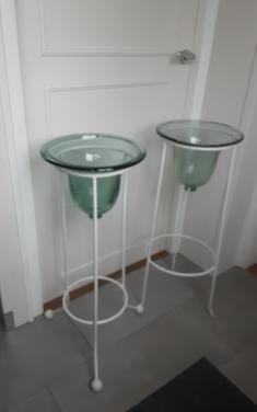 2 metalen standaards met glazen kelken