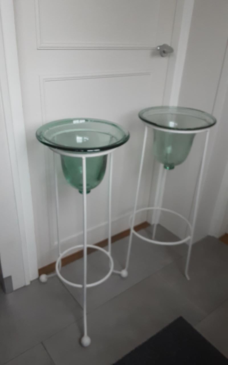 2 metalen standaards met glazen kelken