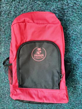 Mooie rugzak / rugtas, rood en zwart met tekst v.h drankje Passoâ. NIEUW.