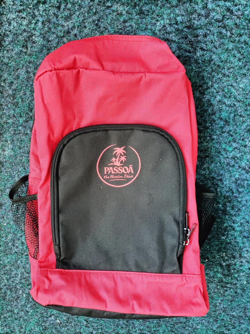 Mooie rugzak / rugtas, rood en zwart met tekst v.h drankje Passoâ. NIEUW.
