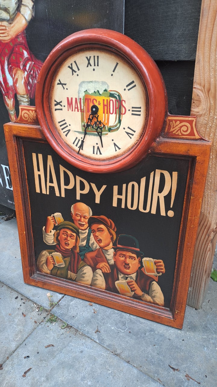 Houten wandbord met klok, happy hour, 40,5 cm x 57 cm
