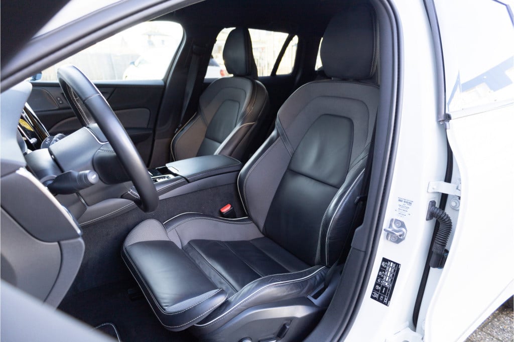 Volvo V60 2.0 t6 recharge awd r-design ✅trekh✅h&k✅stoelverw✅getint glas