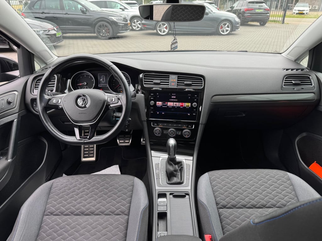 Volkswagen Golf 1.0 tsi highline * panoramadak * stoelverwarming * clima