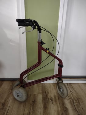 Stevige opvouwbare rollator, rood. Inklapbare rollator, kar.