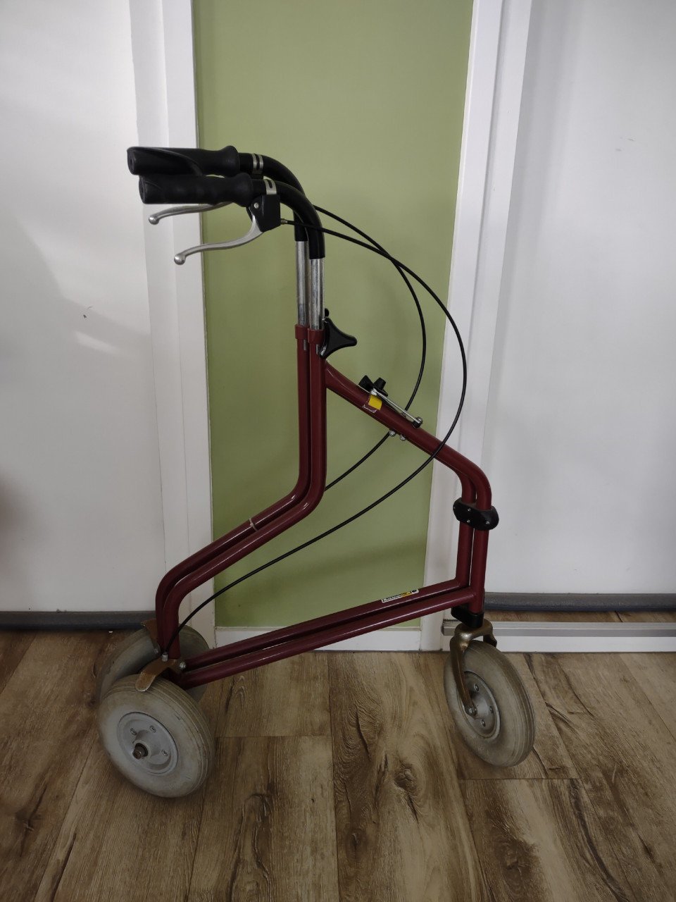 Stevige opvouwbare rollator, rood. Inklapbare rollator, kar.
