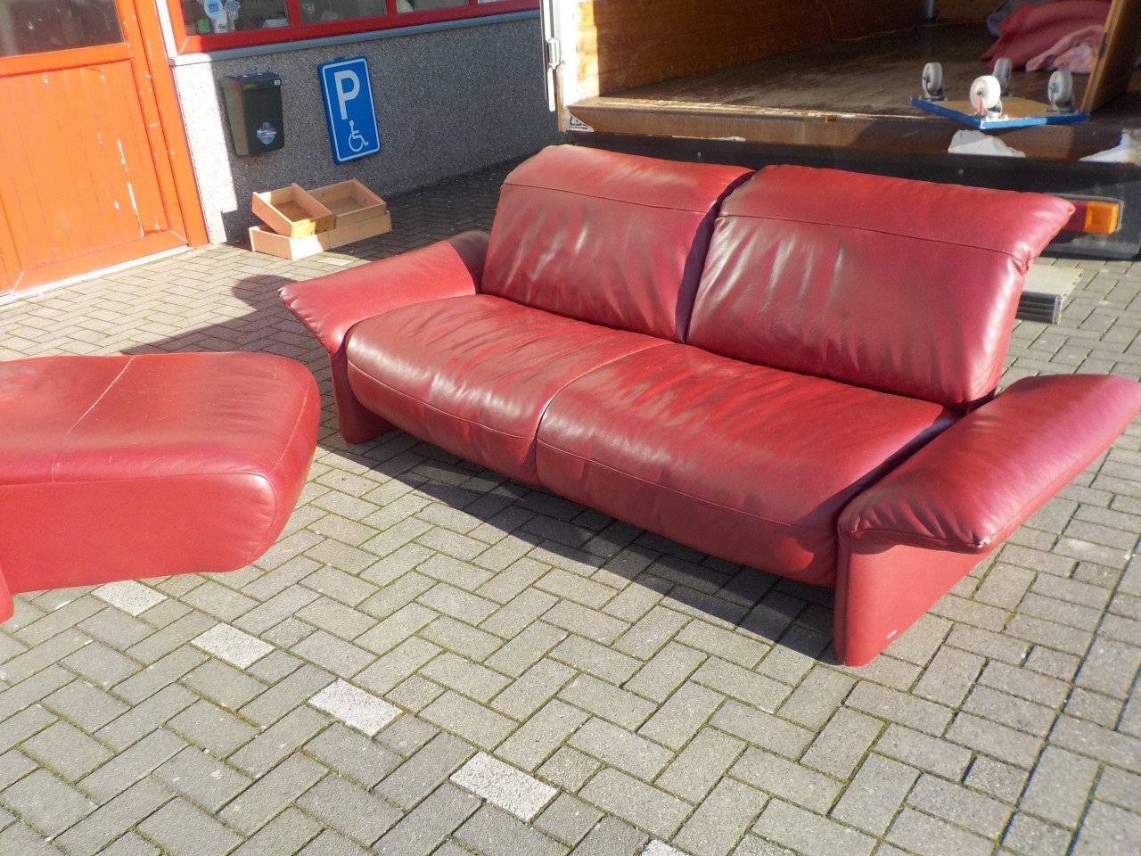 Mooie kwaliteit leren  lovezit + 4 zits 240 cm in goede staat