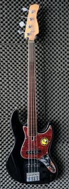 Sire V7 Marcus Miller fretless bassguitar, zwart met rode slagplaat