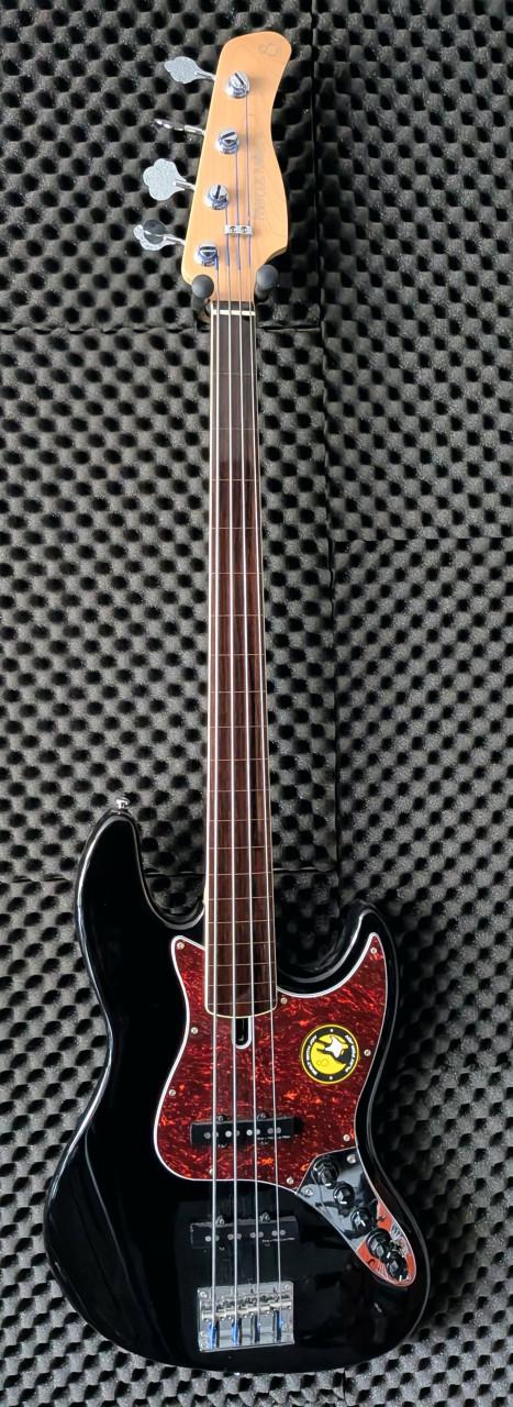 Sire V7 Marcus Miller fretless bassguitar, zwart met rode slagplaat