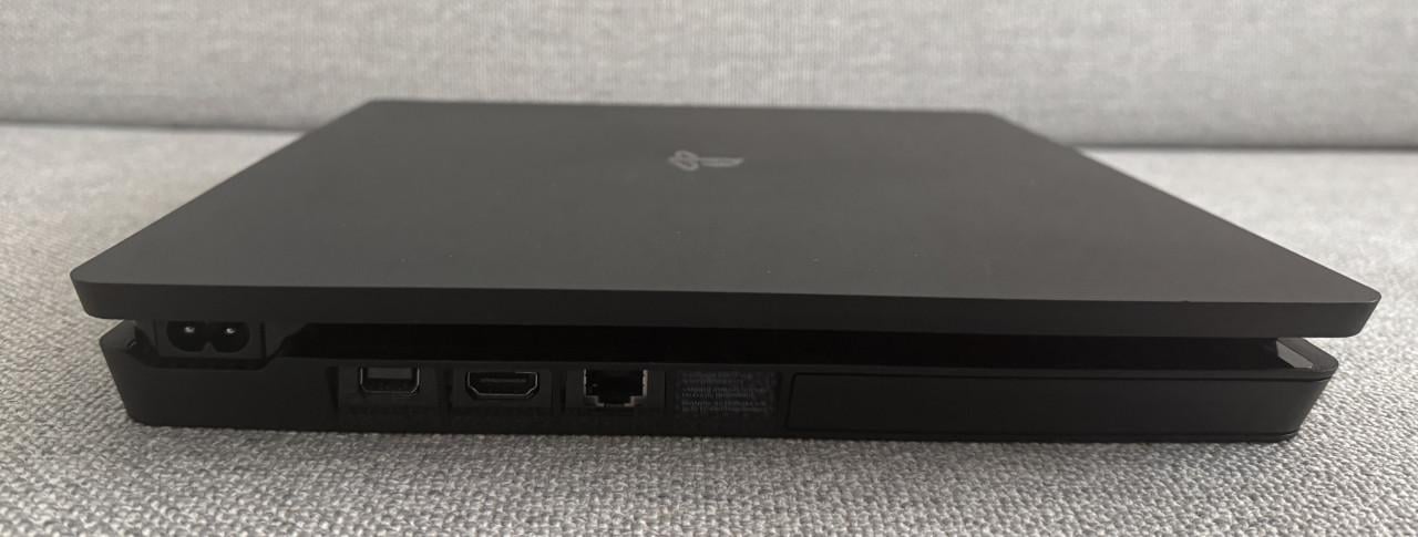 PS4 Slim CUH-2016B | 500GB | 3 Controllers | 7 Games