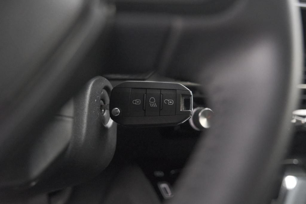 Peugeot 208 1.2 hybrid 110 e-dcs6 allure | apple carplay | parkeersensoren 