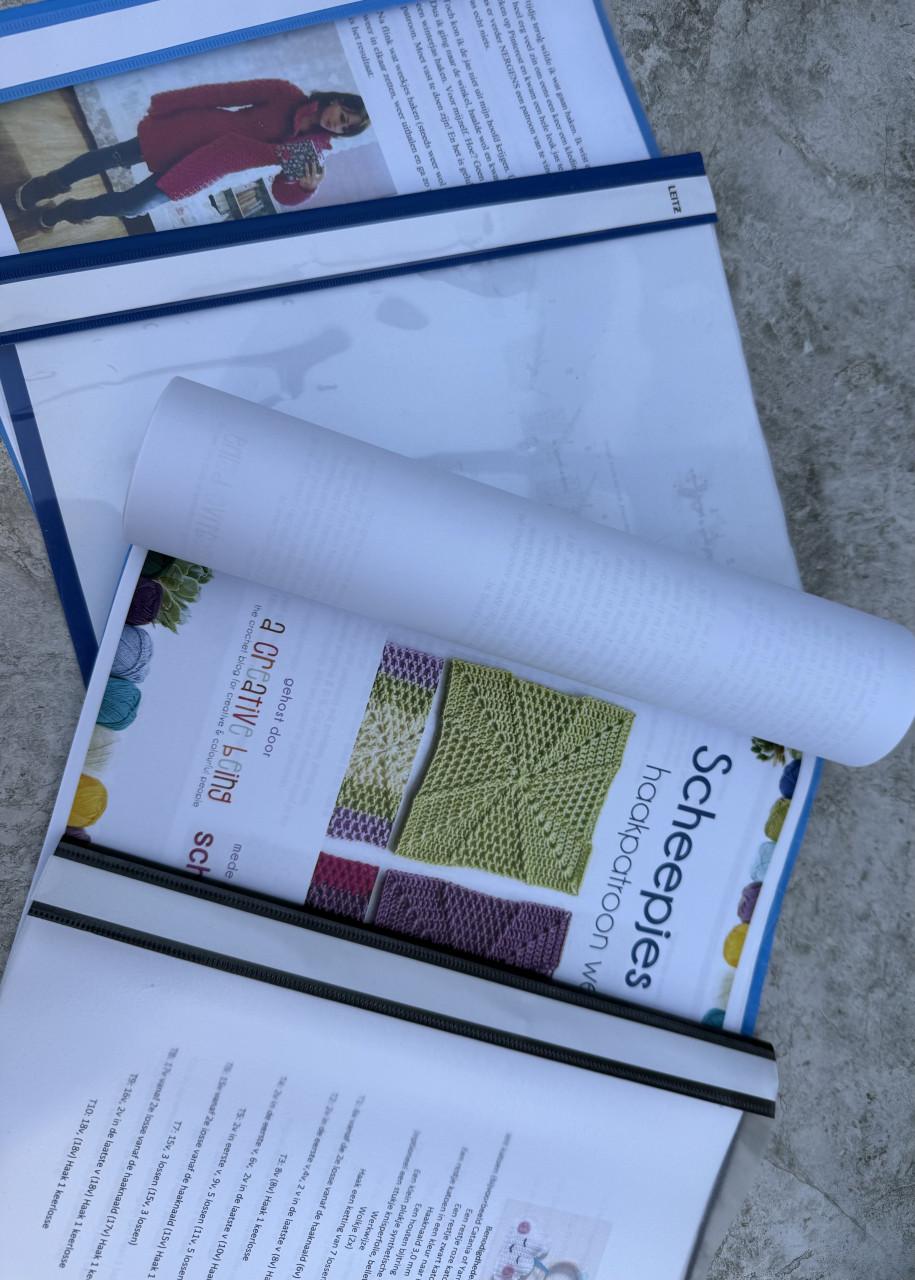 3 Nieuwstaat Haakboek/ 5 Simply haken. zgan.