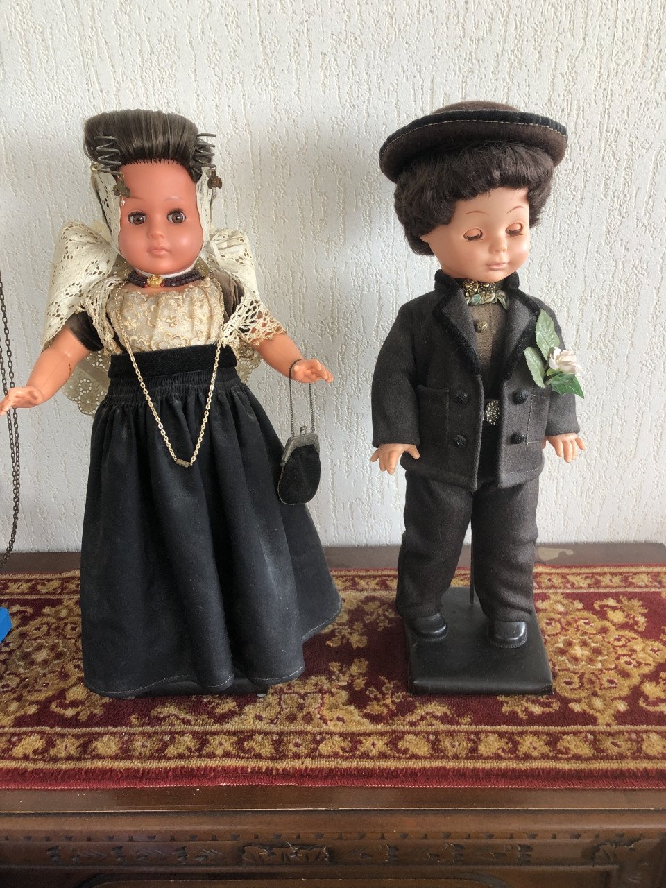 Poppen in Zeeuwse klederdracht.