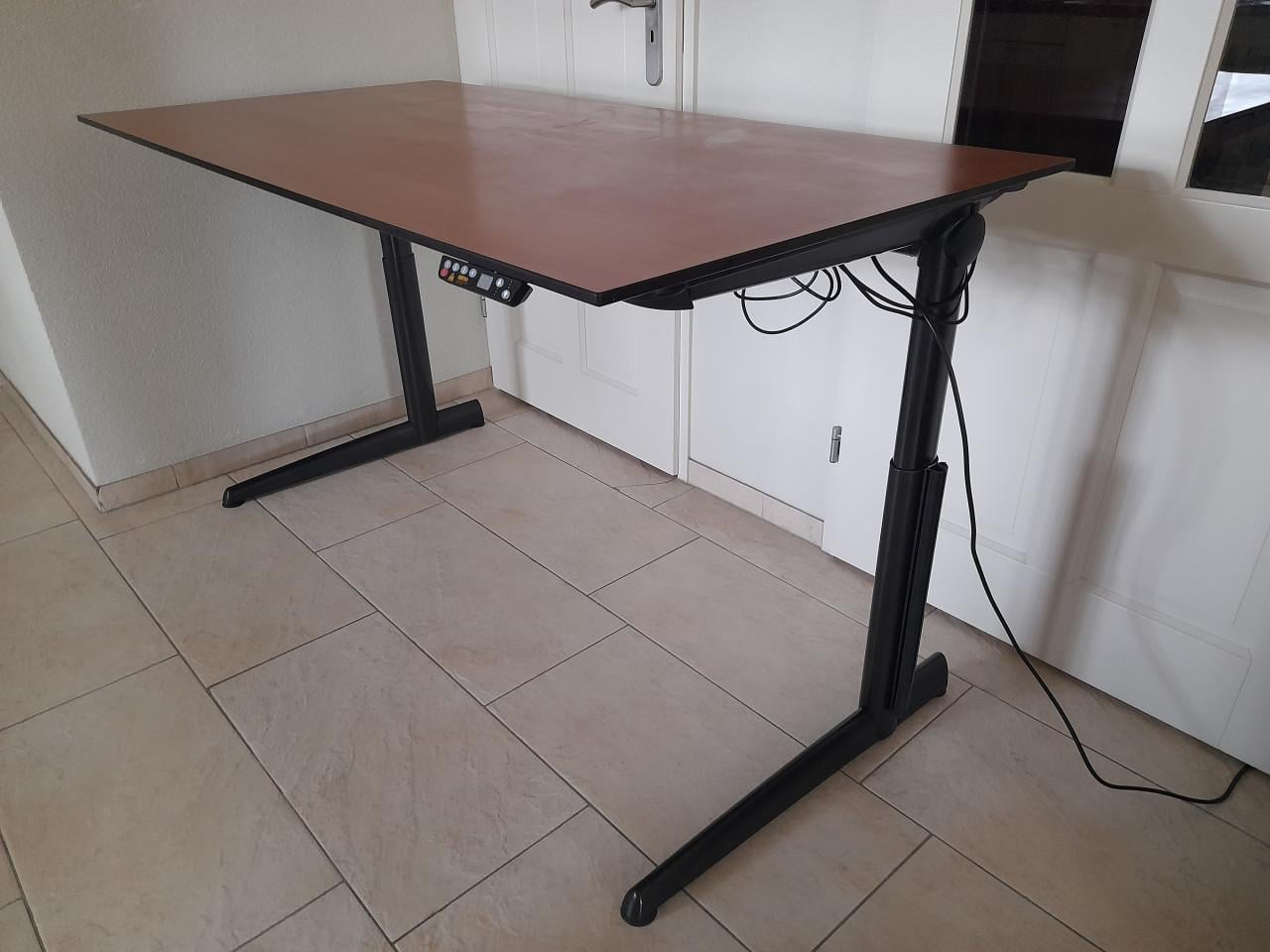 Elektrisch verstelbaar zit- sta-  bureau 80 x 160 ( z.g.a.n.)