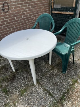 Tuinstoelen en kunststof witte tuintafel