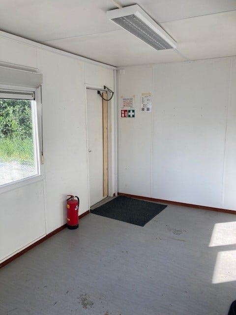 Kantoorunits 4 stuks en toilet unit