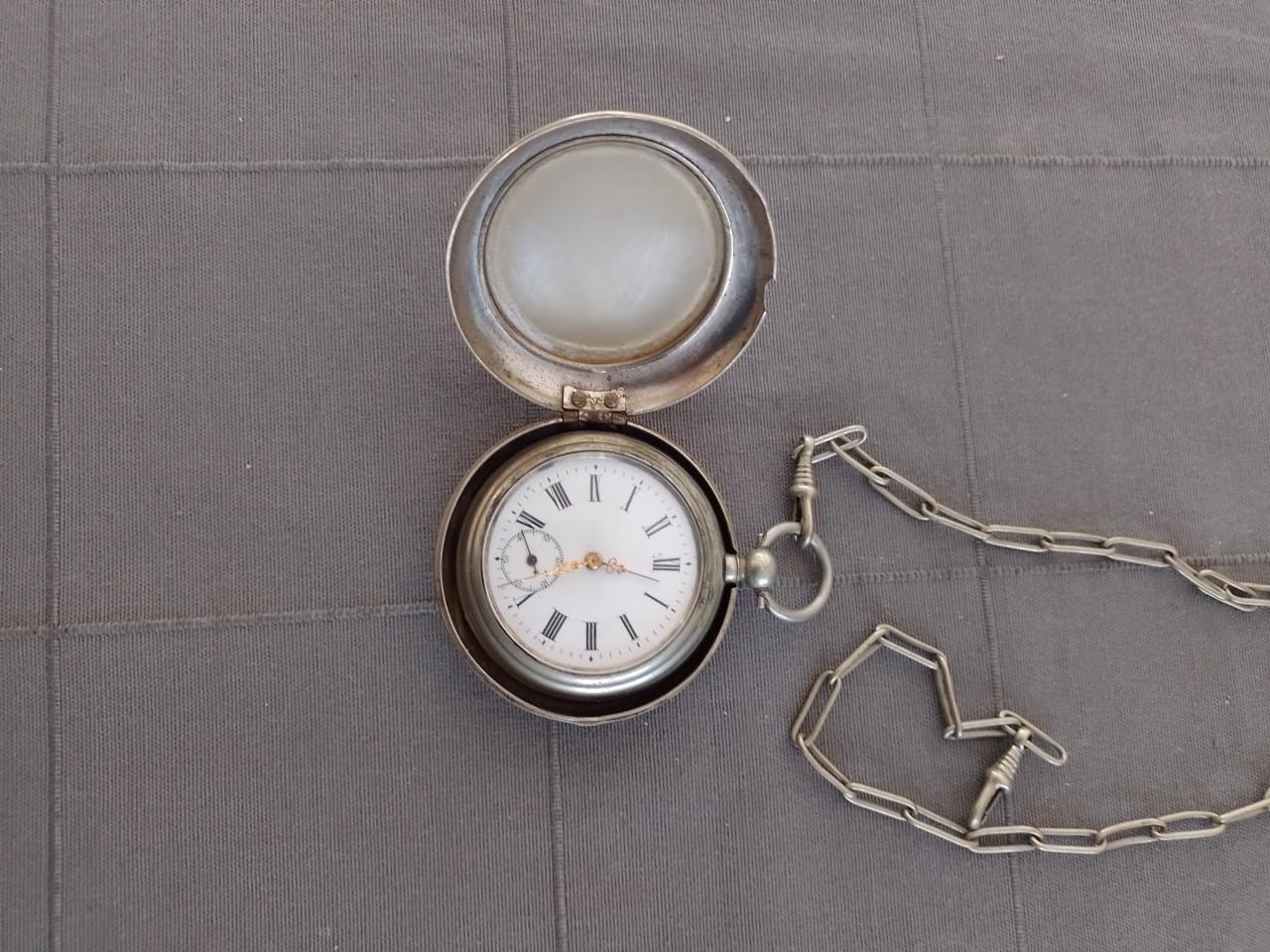 Oude goed werkende zakhorloge met sleutel