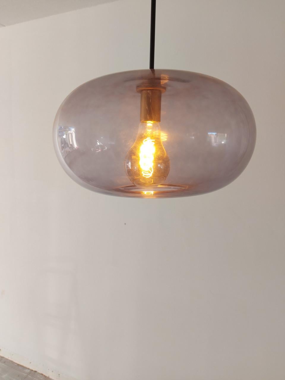 Stijlvolle hanglamp met glazen kap