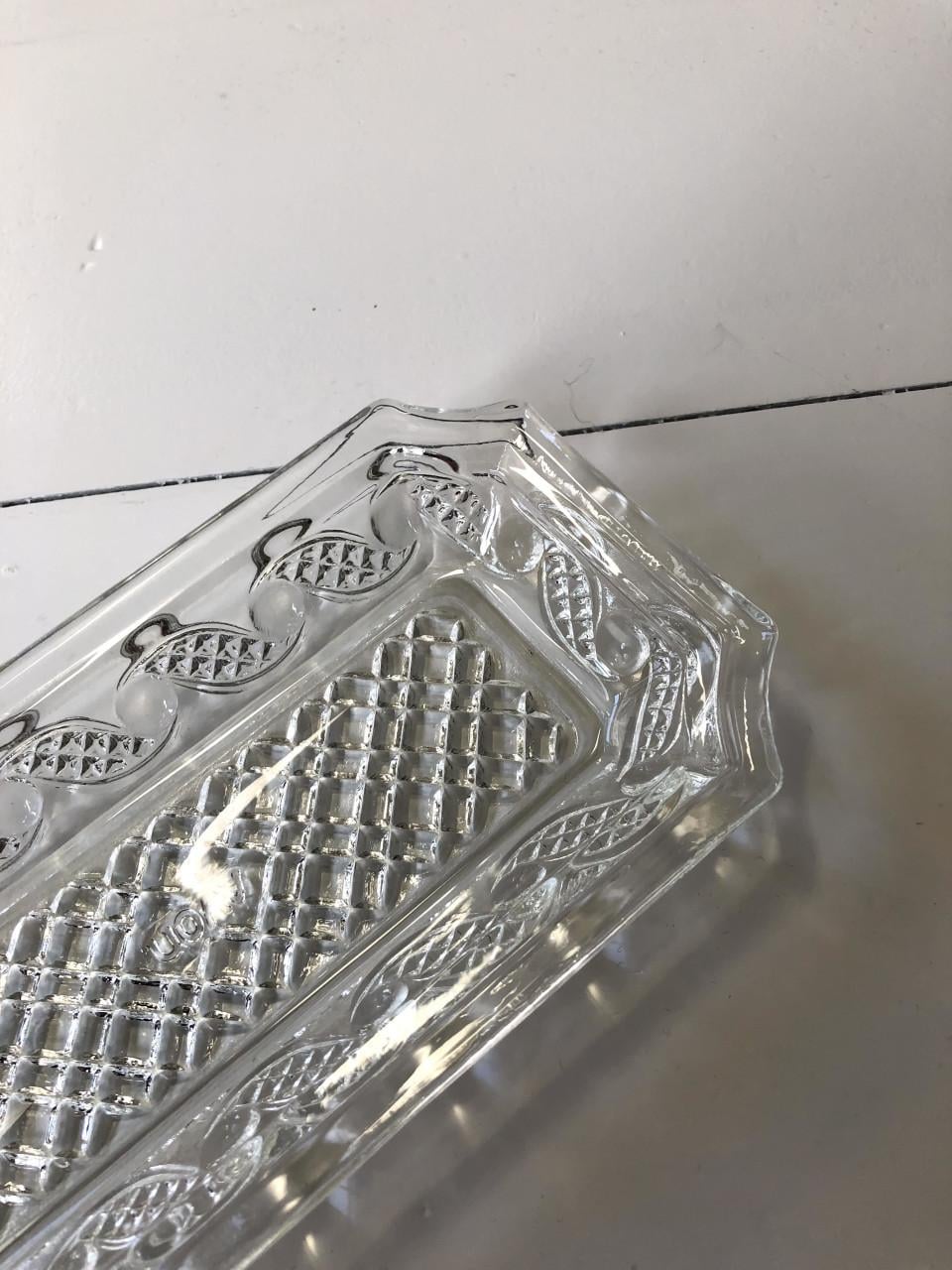 Zeer mooi gedetailleerd brocante botervlootje van geperst glas