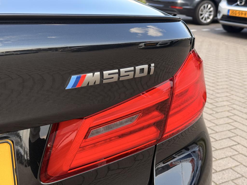 BMW 5 Serie m550i xdrive high executive | 4ws | soft-close | pano | b&w | m