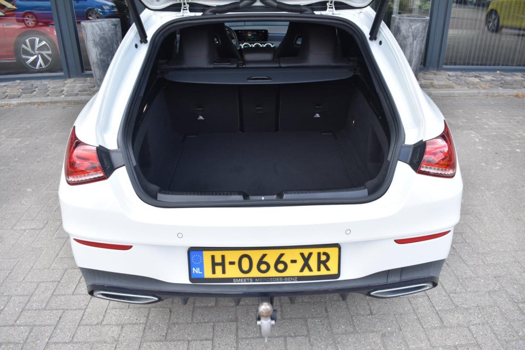 Mercedes-Benz Cla shooting brake 200 amg night | sfeerverlichting | trekhaa