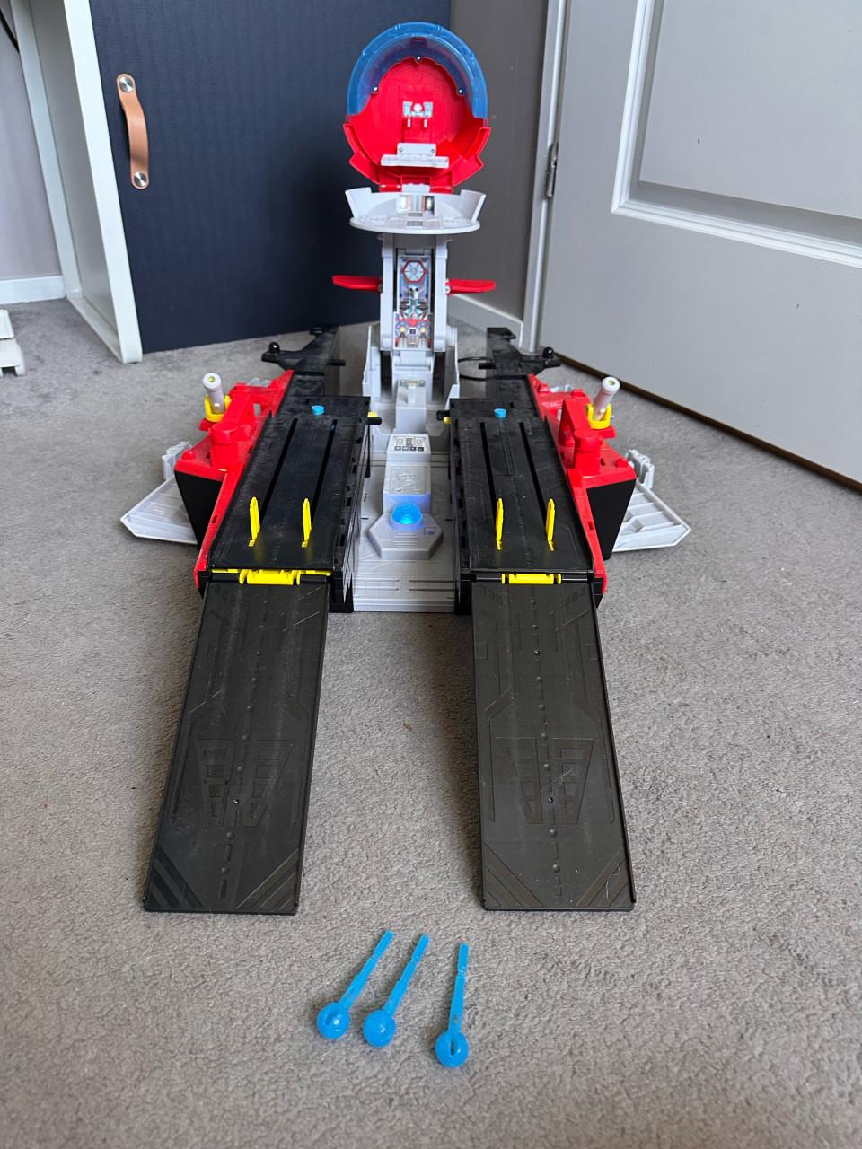 Paw patrol vliegdekschip hoofdkwartier met voertuigen en pups