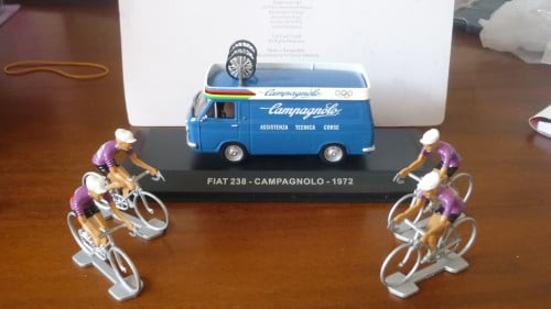 Wielrennen : Fiat 238 Campagnolo 1972 met 4 miniatuur wielrenners