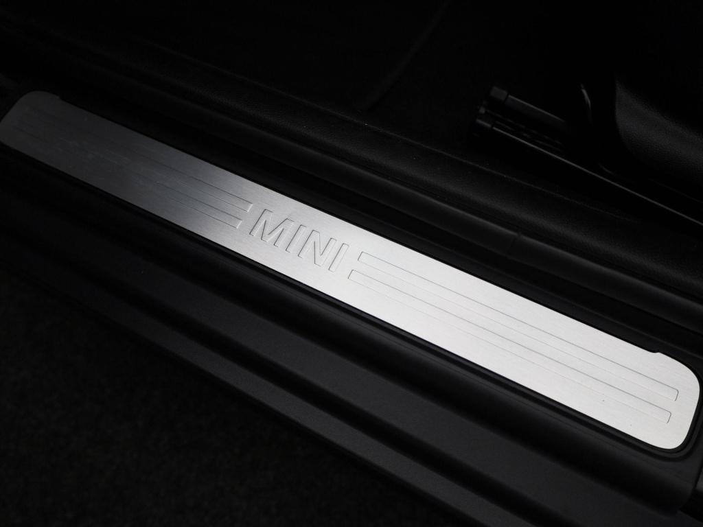 Mini 5-deurs 1.5 one essential | navigatie | lmv | parkeer sensoren | clima