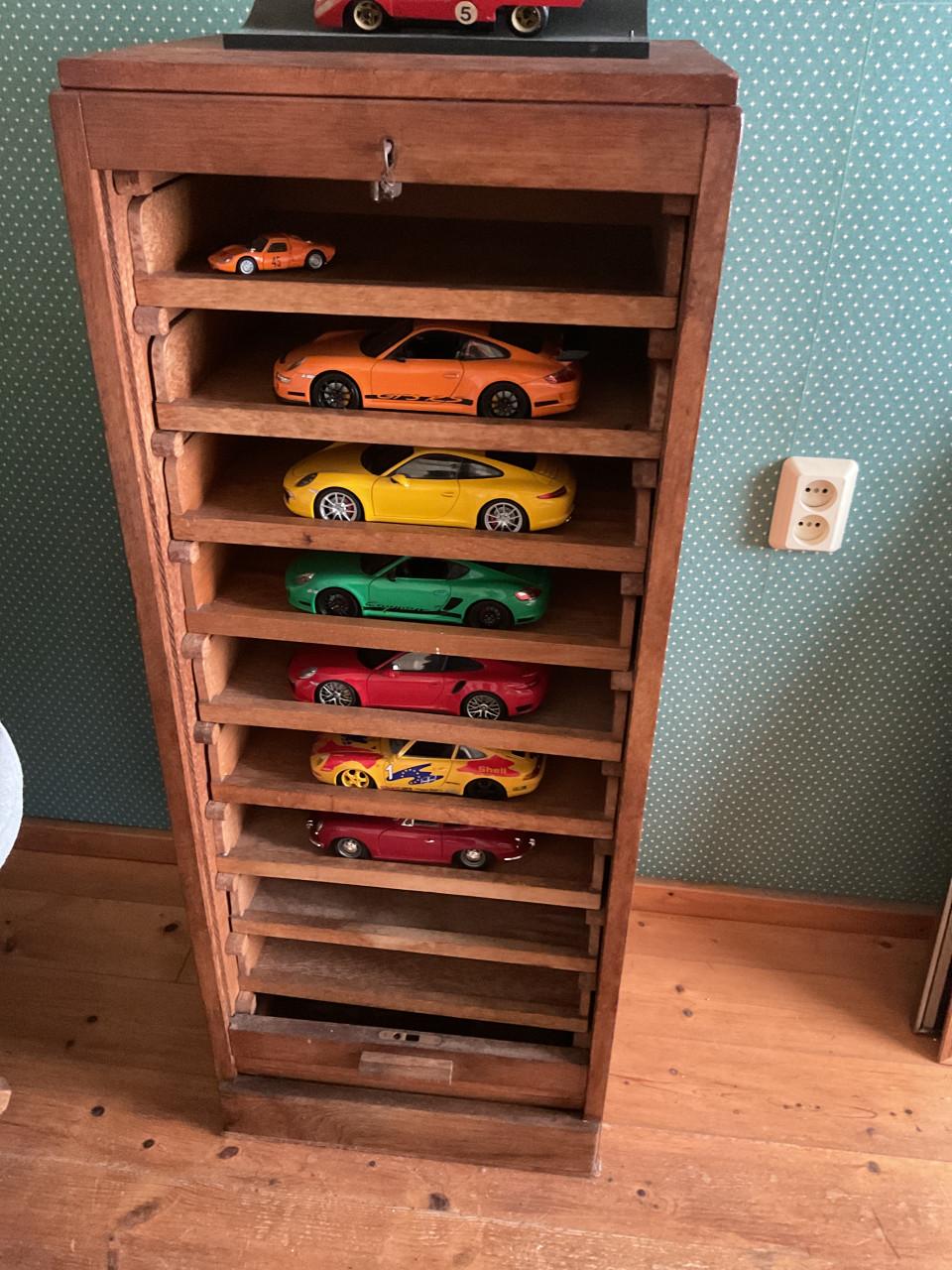 Ladenkast met roldeur