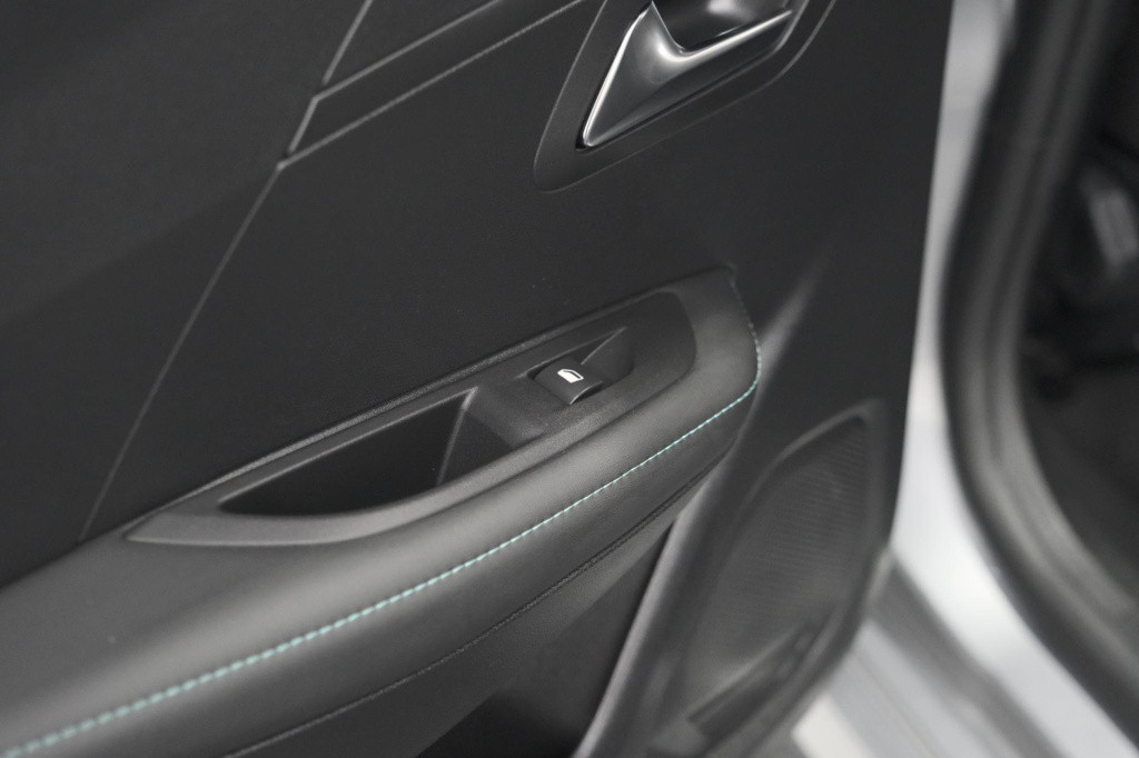 Peugeot 208 puretech 100 eat8 allure pack | camera | apple carplay | parkee