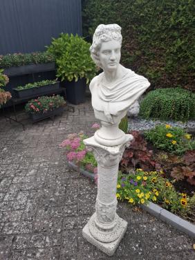 Prachtig beeld op sokkel