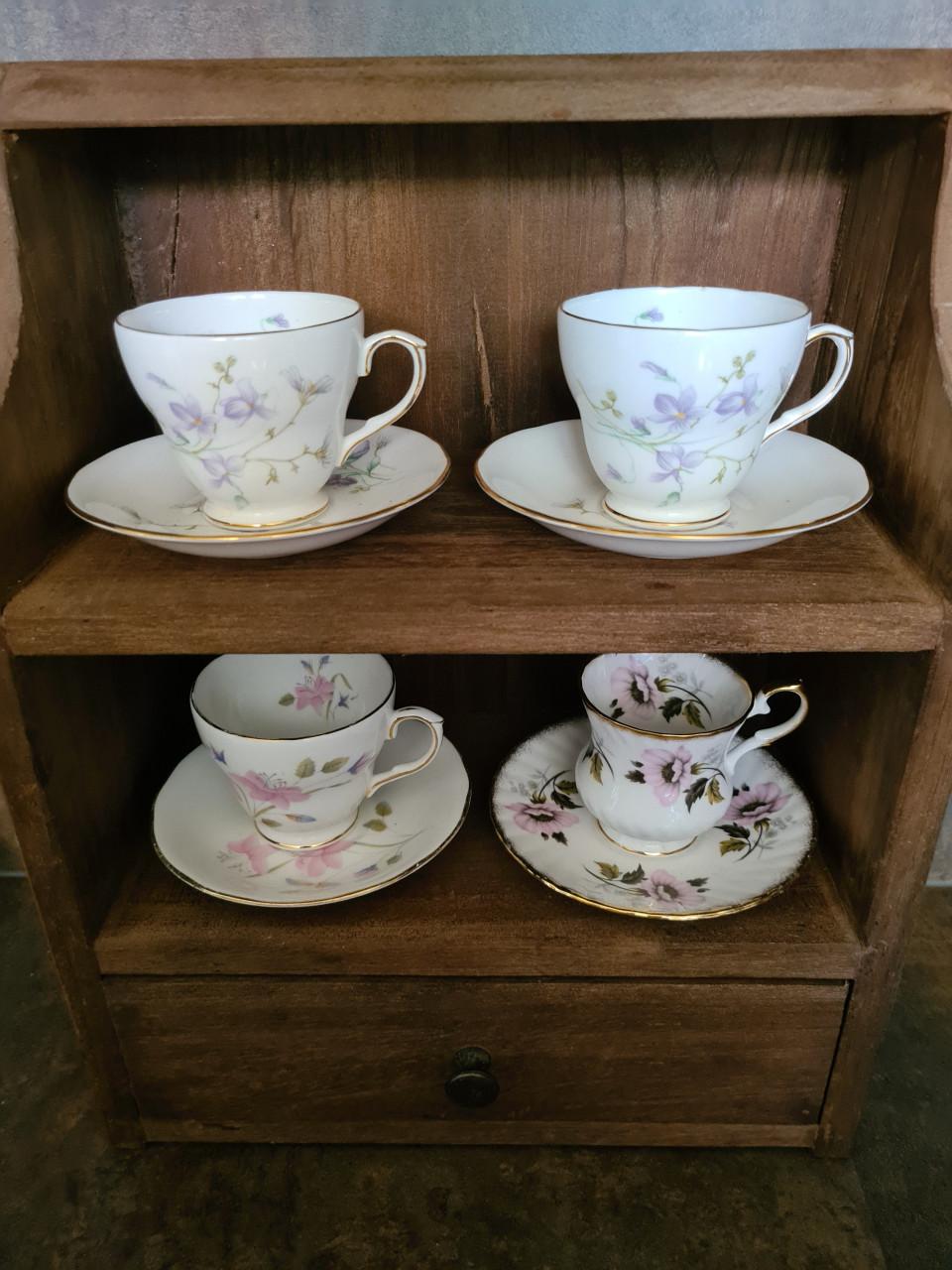 Vintage theekopje uit de "Sweet Violets"-serie van Winchester Bone China