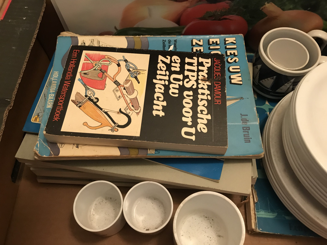 Zeilboot boeken en servies.
