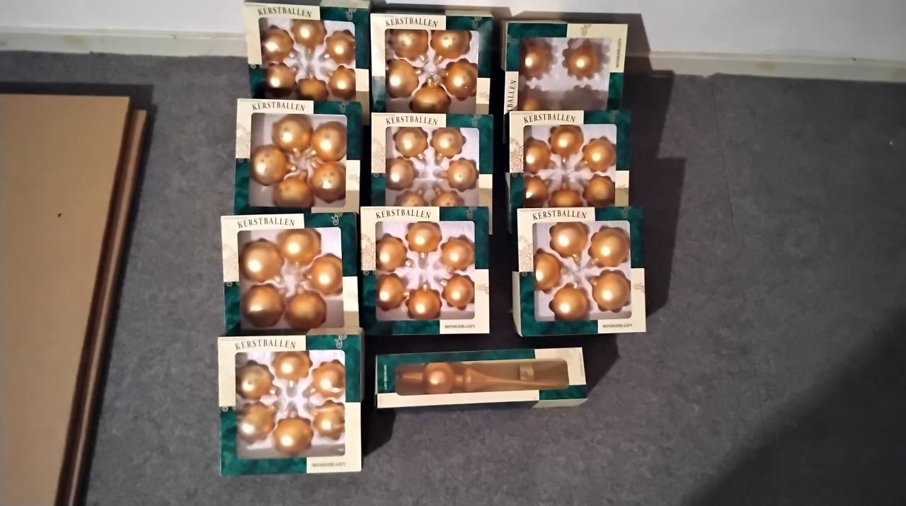 Kunstboom en kerstballen. Gratis