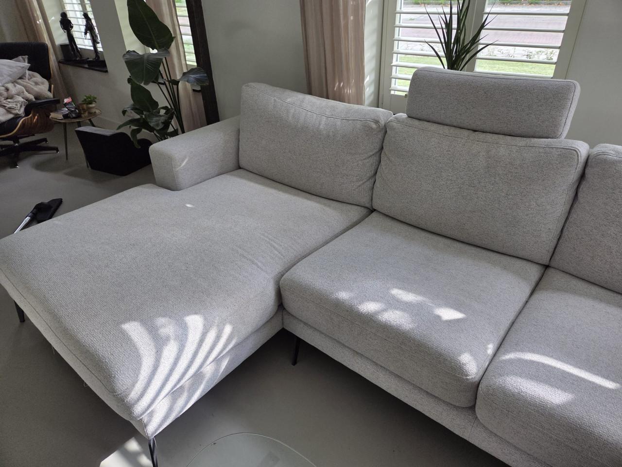 Te koop: Mooie lichtgrijze hoekbank (Pronto) – 2 jaar oud