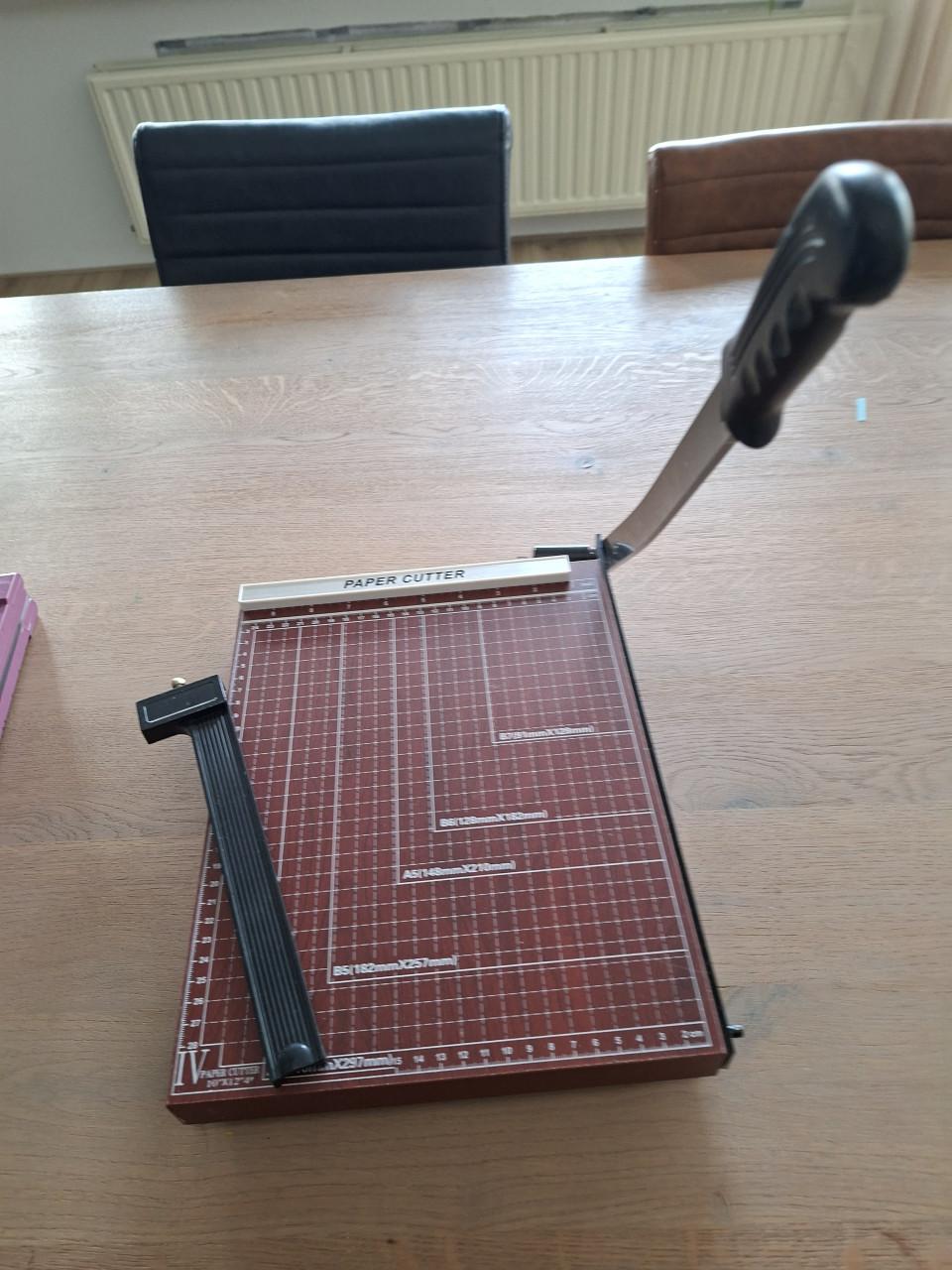 Papiersnijder en rilbord