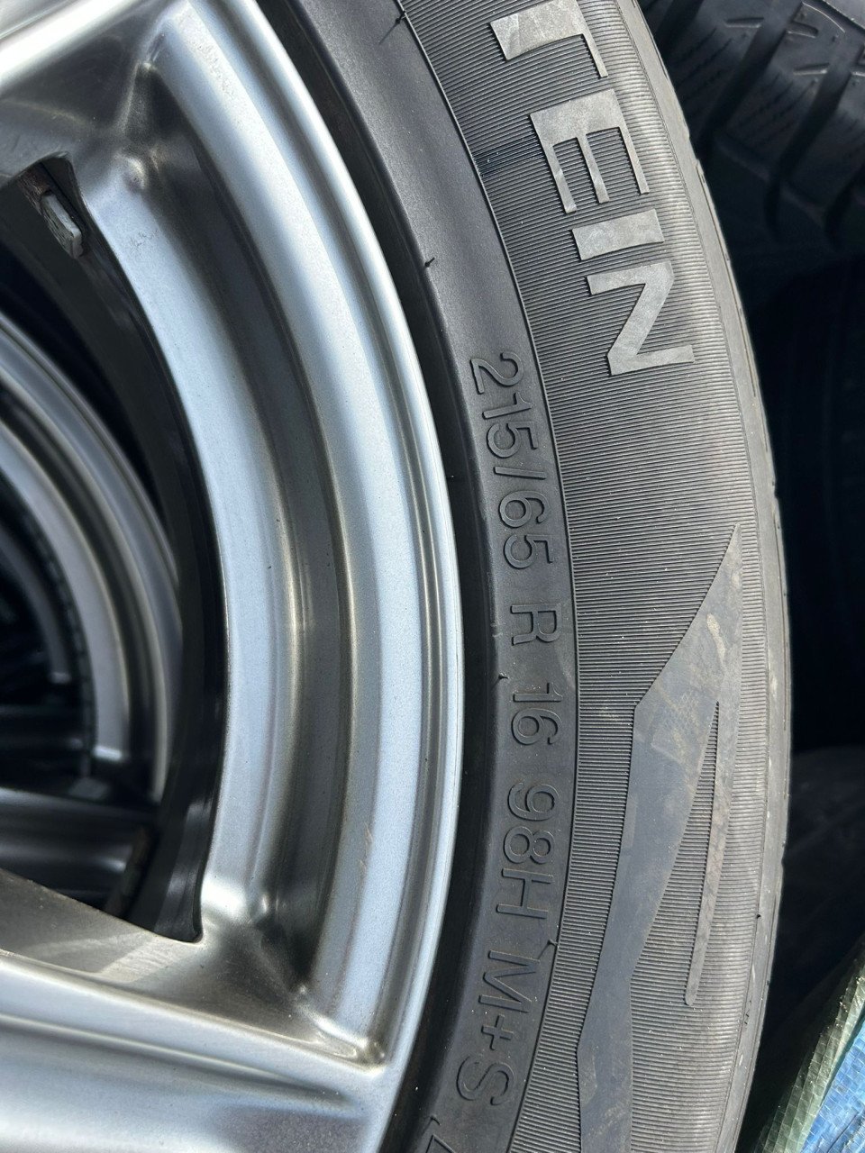 DEZENT ALUMINIUM VELGEN MET VREDESTEIN WINTRAC XTREM S BANDEN 16 INCH