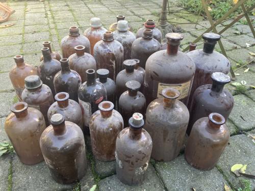 Partij oude apothekersflessen