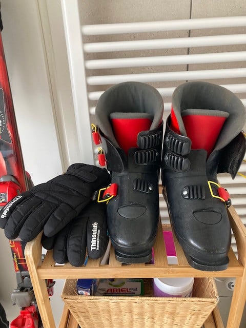 Complete ski-outfit: ski's, stokken, schoenen, handschoenen, skipak