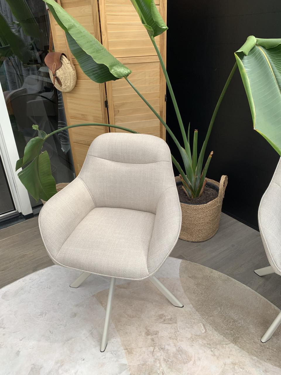 4 super gave moderne draai eetkamer stoelen.