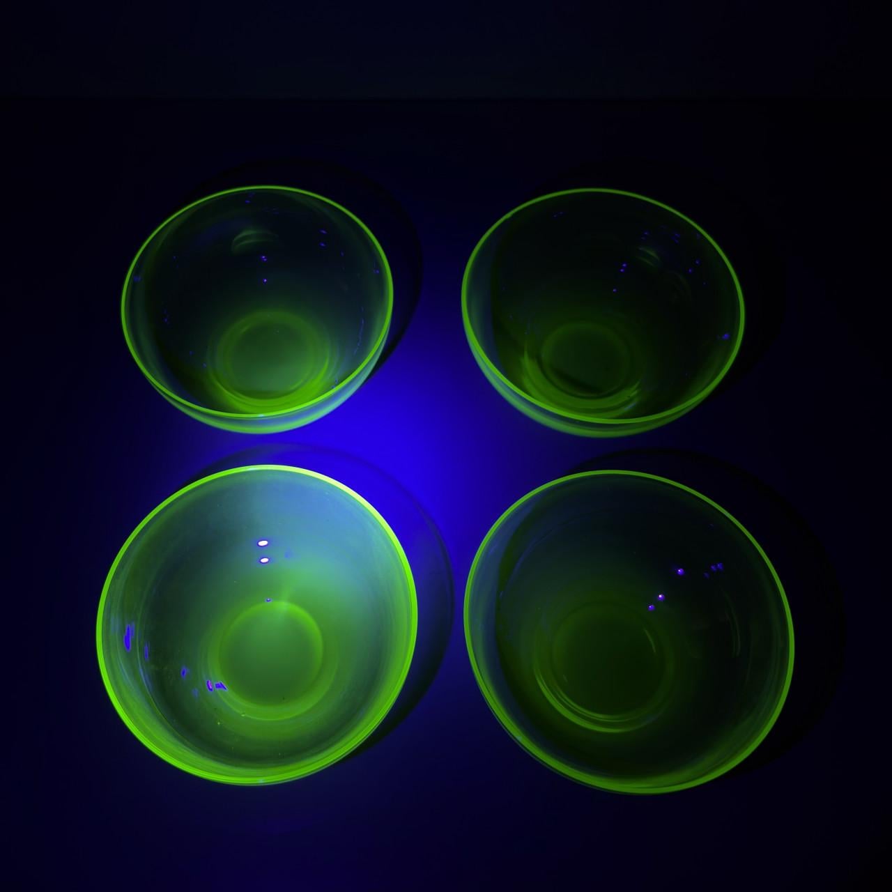 4 uranium schaaltjes, uv395
