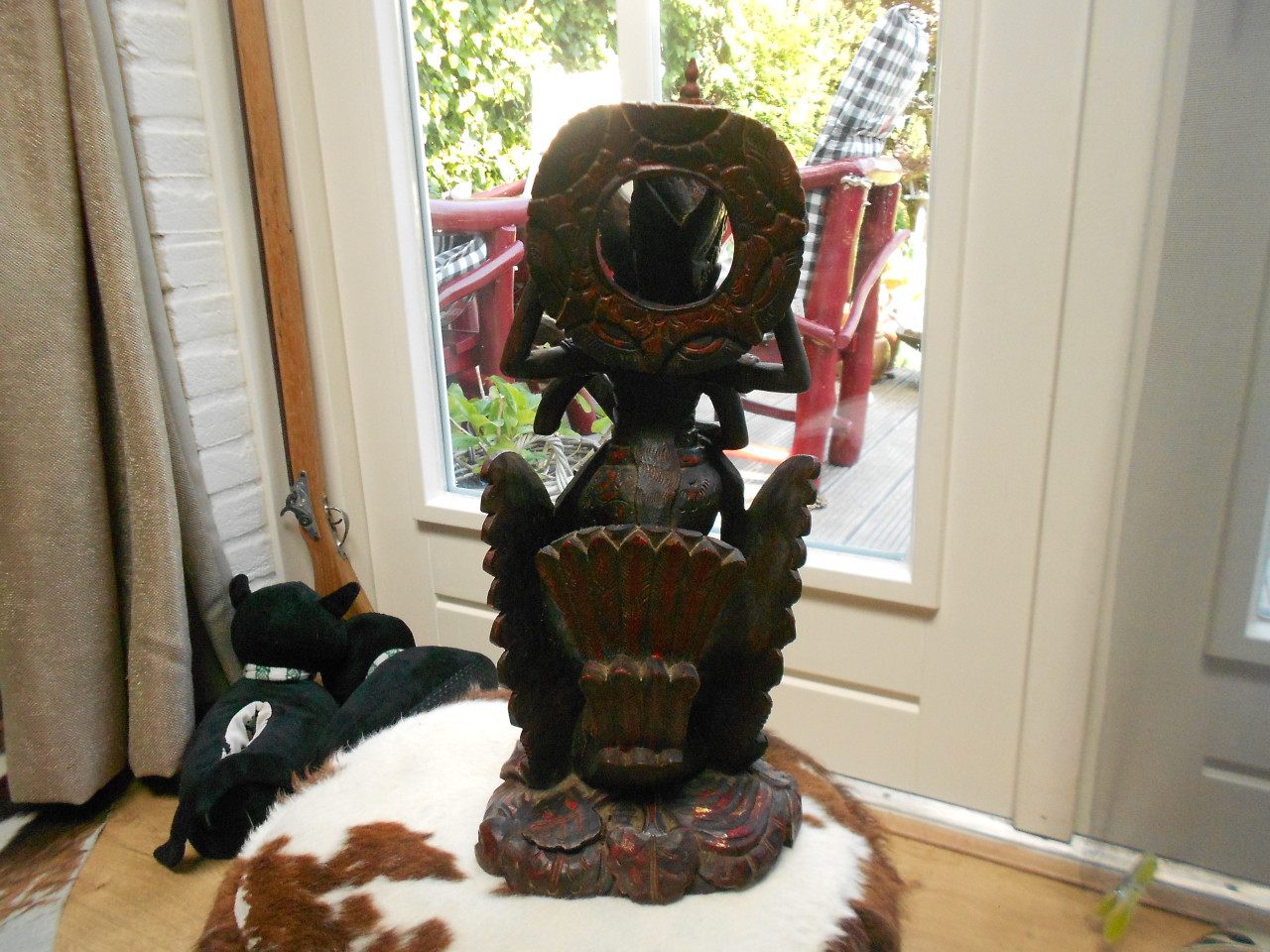 Balinees houtsnijwerk beeld godin Sarawati polychroom hout
