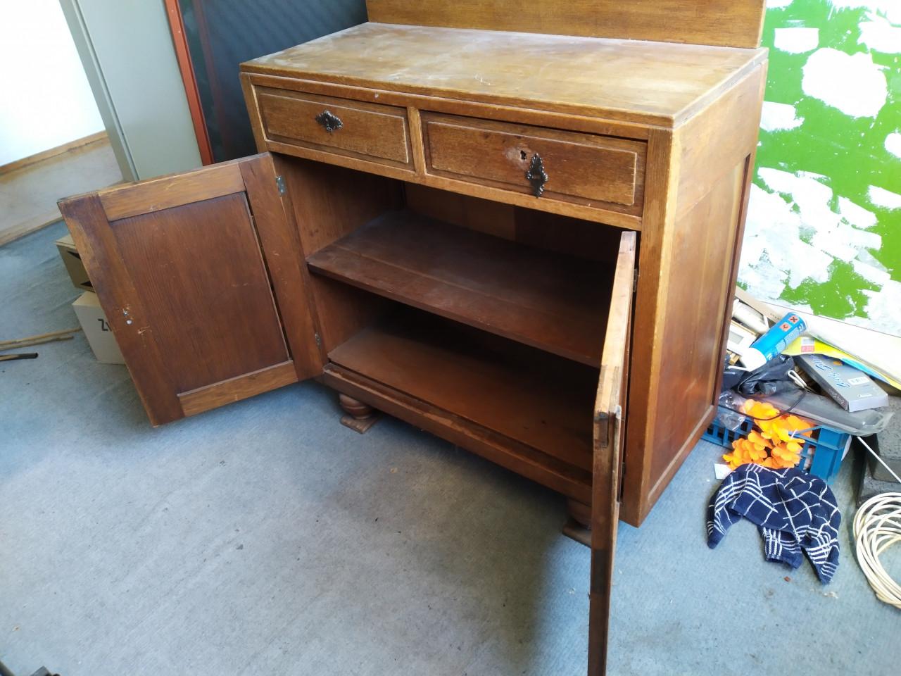 Klein houten dressoir minimaal 50 jaar oud, 50 euro