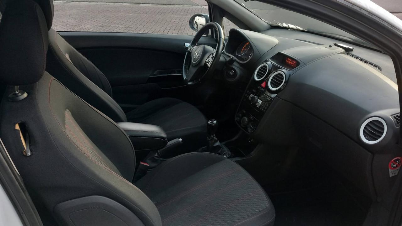 Opel Corsa 1.4 16v 111 Edition 3deurs bj:2010 airco lm-velgen apk 7-2027